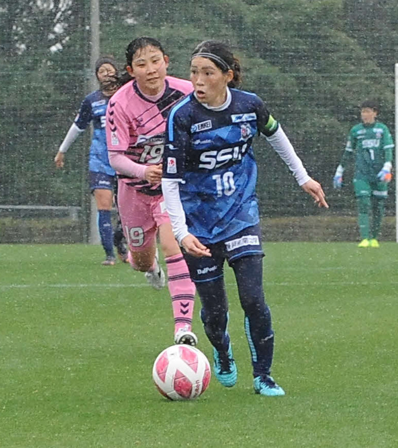 ドリブルする静岡SSUボニータの藤原（手前）