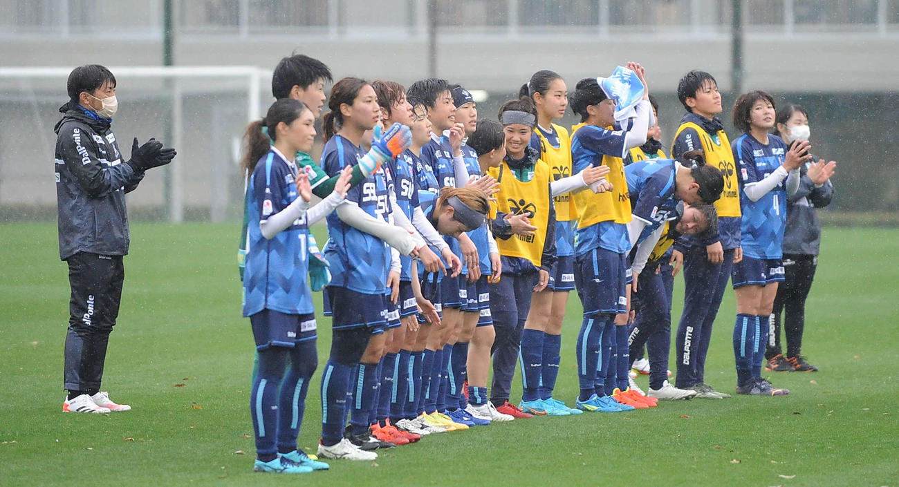 試合後、ファンの拍手に応える静岡SSUボニータの選手ら。後方は小川監督