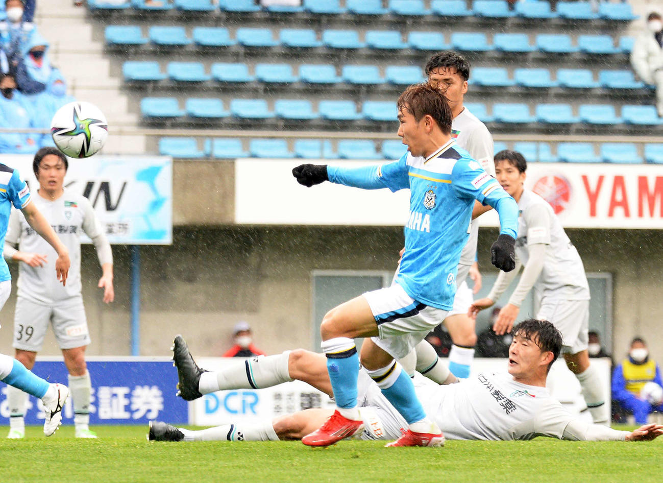 後半、決勝点を決める磐田金子（手前）