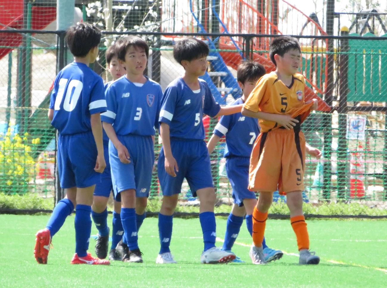 涙する太陽スポーツクラブの選手（右）に声を掛けるソレッソ宮崎の選手たち（撮影・峯岸佑樹）