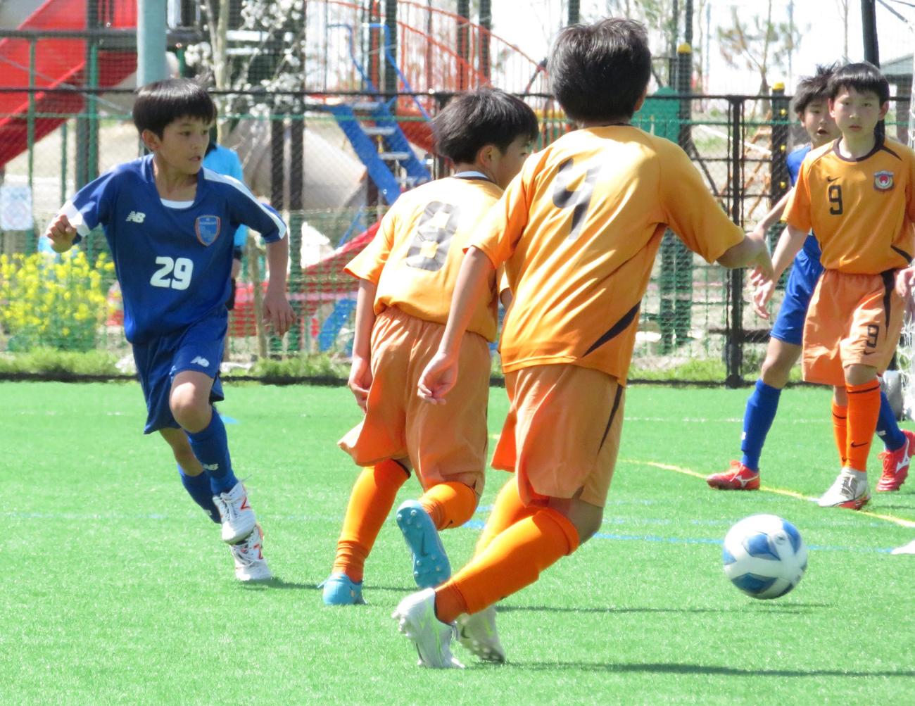 短いパスを回すソレッソ宮崎の選手（左）たち（撮影・峯岸佑樹）