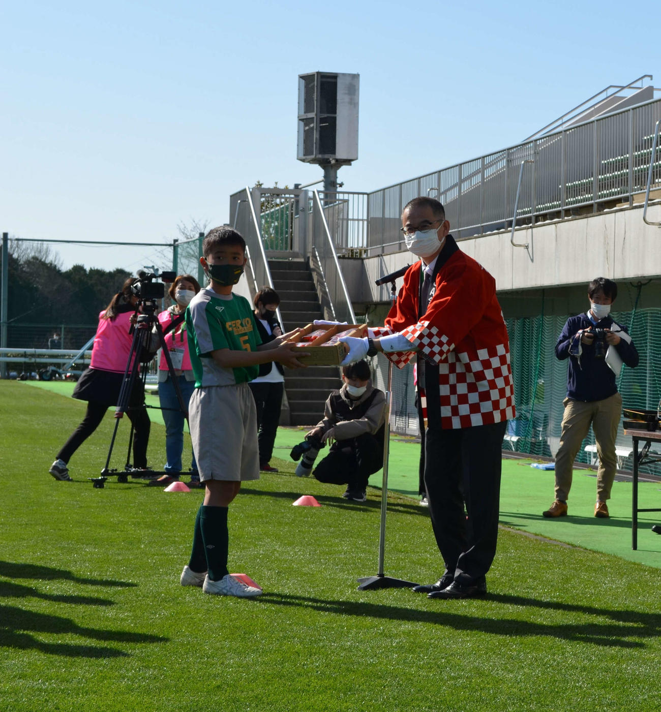 優勝チームに副賞を贈るJA全農岐阜の中島正孝管理部長（右）