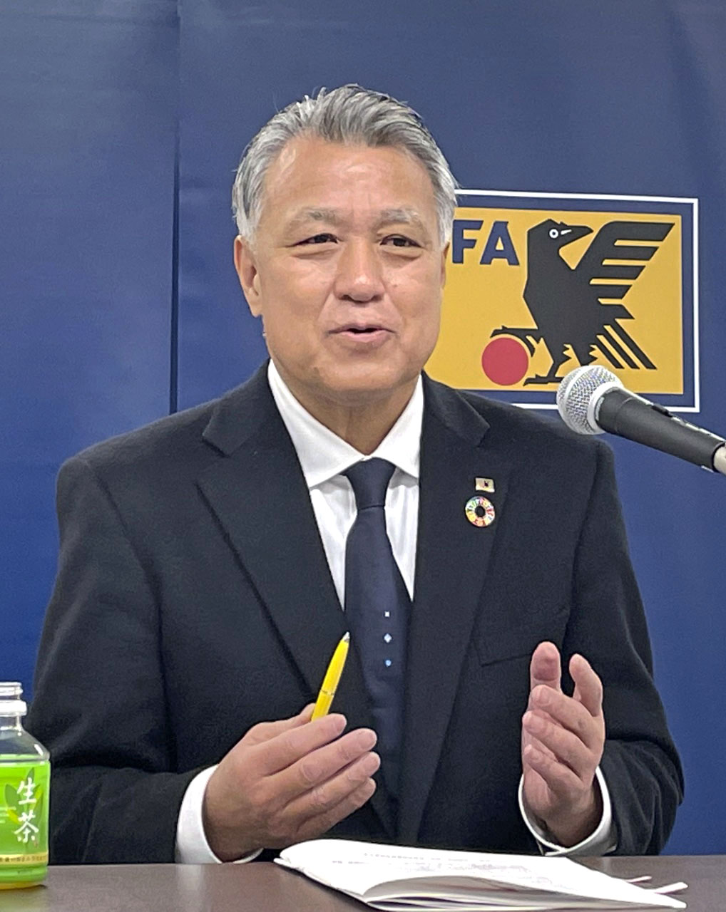 抱負を述べる日本サッカー協会の田嶋幸三会長（共同）