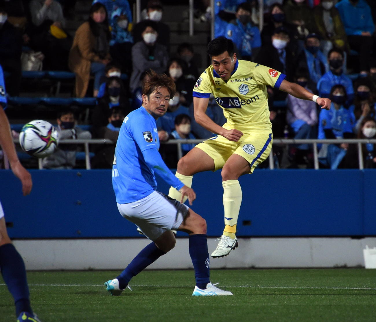 前半、シュートを放つ山形MF加藤（右）