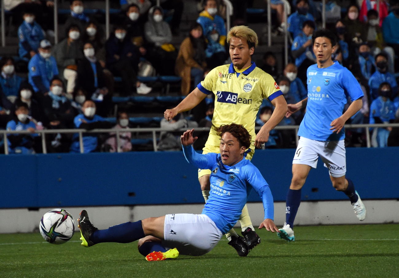 前半、シュートを放つ山形FW藤本（中央奥）