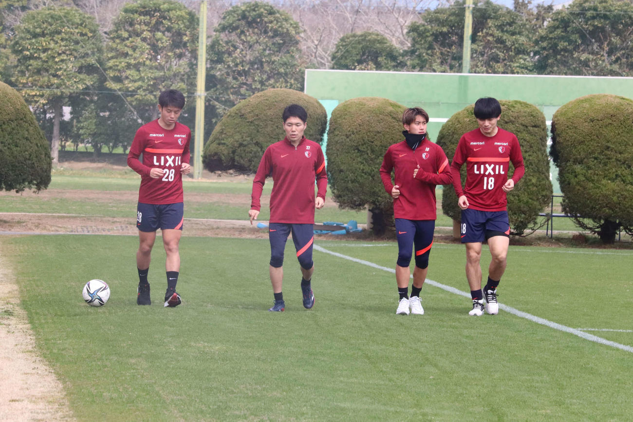 日本代表活動から戻った、右から上田、荒木、松村、溝口