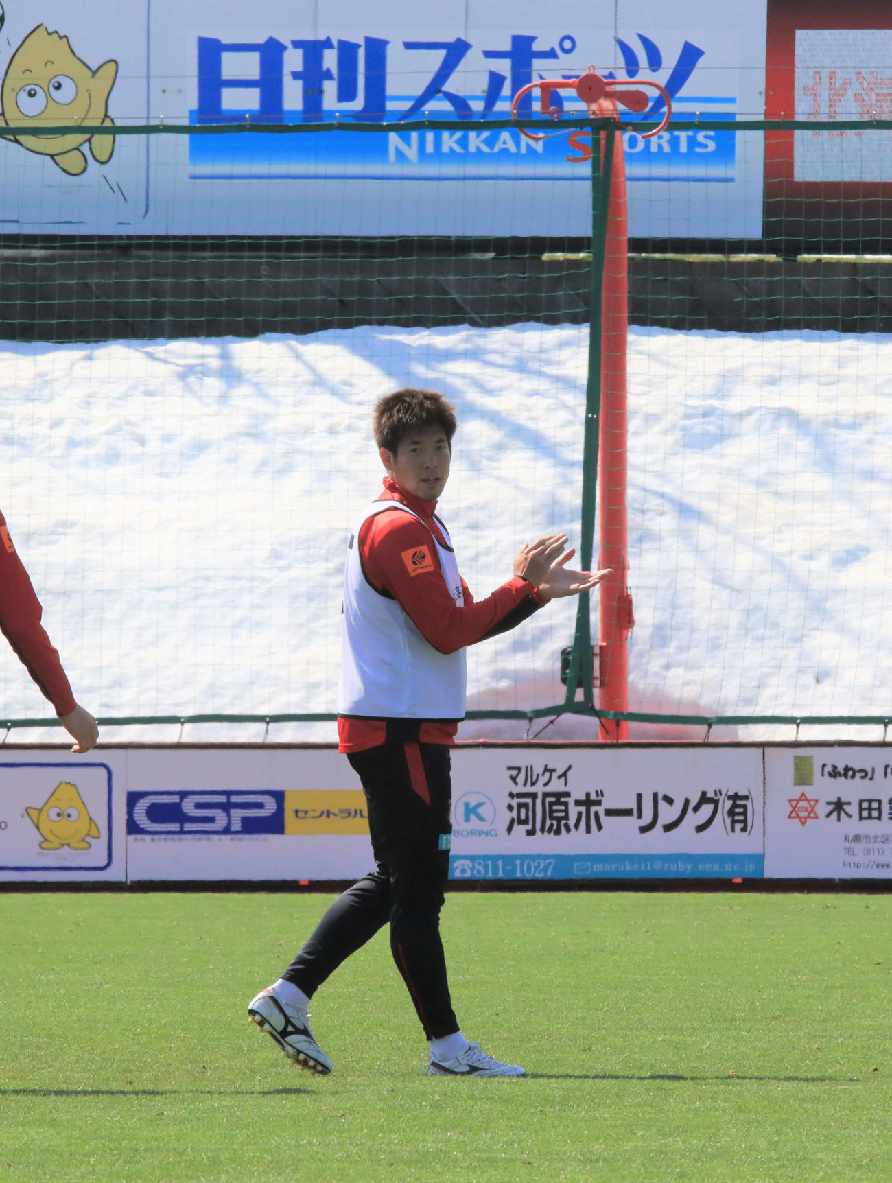 ミニゲーム中チームメートを鼓舞する札幌MF深井（撮影・保坂果那）