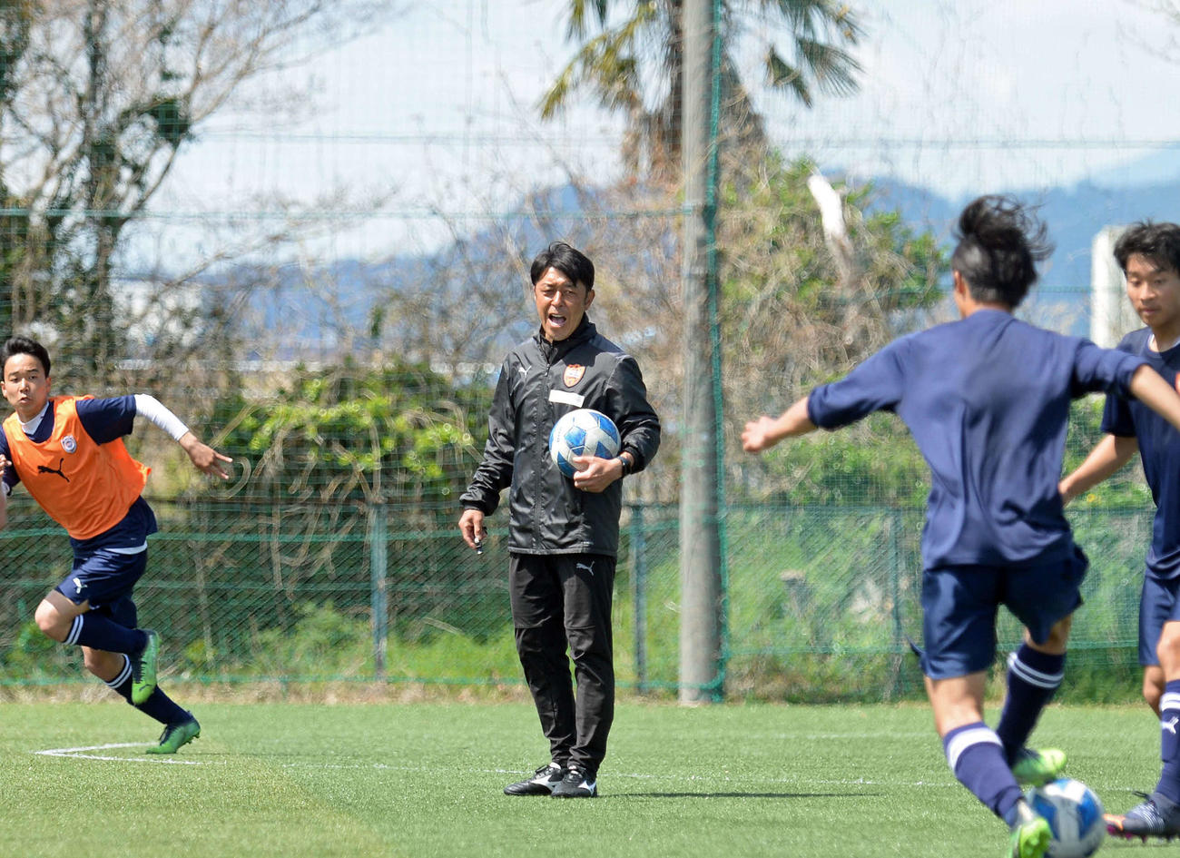 練習中に声を張り上げて指導する清水ユースの沢登監督（中央）