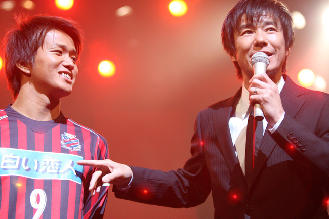 13年1月、背番号9となり中山氏に紹介される横野（左）