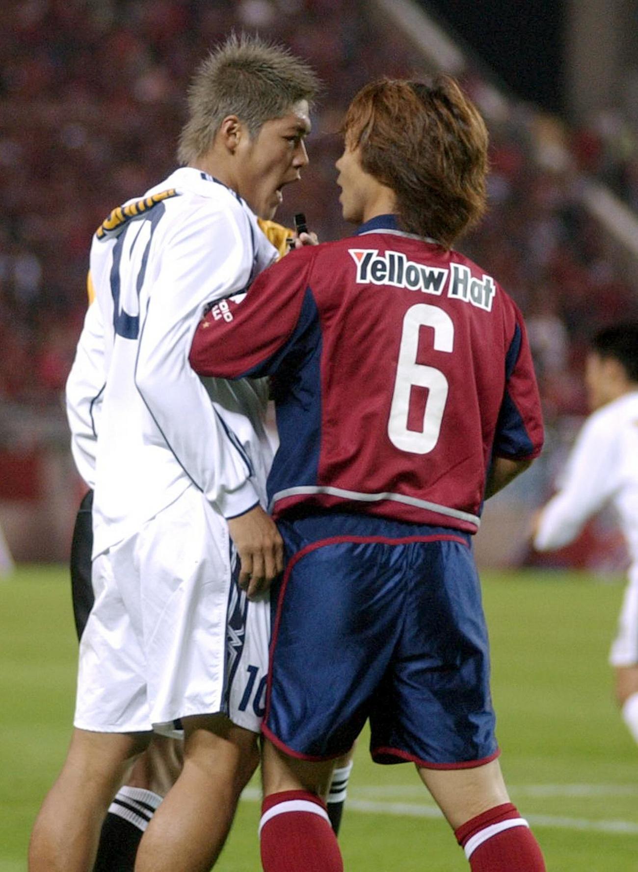 ライン際で激しくボールを奪い合った大久保嘉人（左）は本田泰人のラフプレーに激高（03年7月27日撮影）