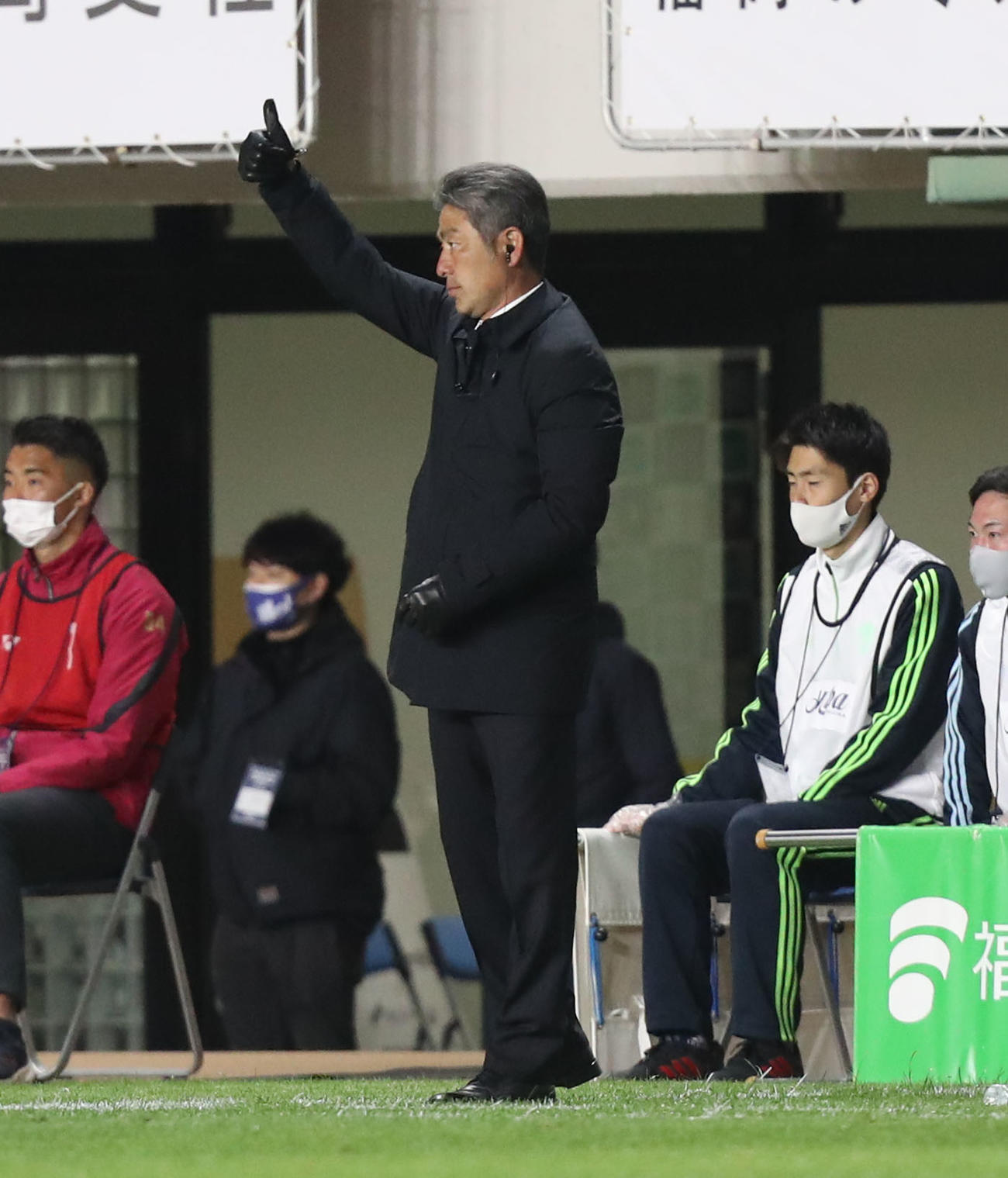 福岡対鳥栖　選手のプレーをたたえる長谷部監督（撮影・屋方直哉）