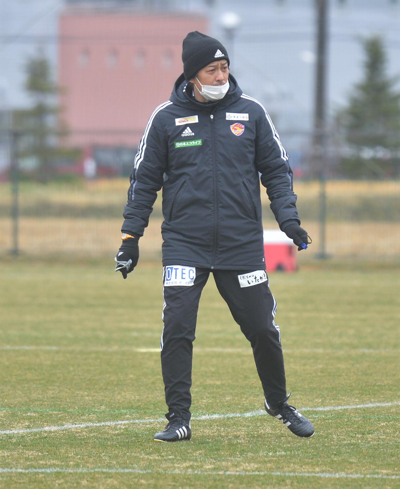 練習を見守る仙台原崎監督（撮影・佐藤究）