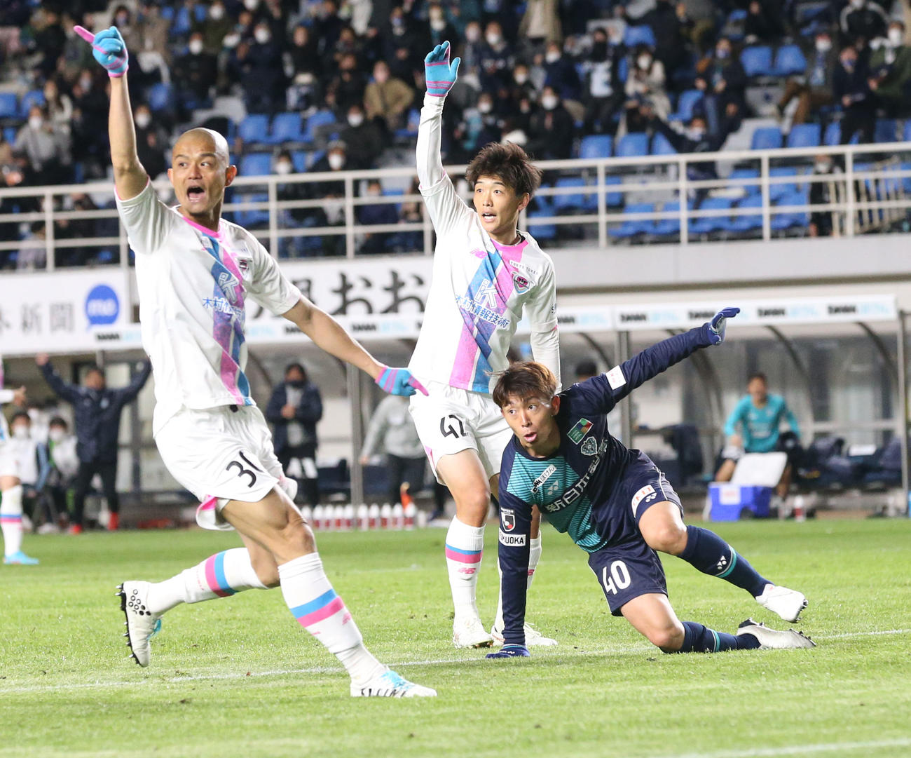 1日、福岡対鳥栖　後半、福岡中村がネットを揺らすも、オフサイドでゴールが取り消しとなる（撮影・屋方直哉）