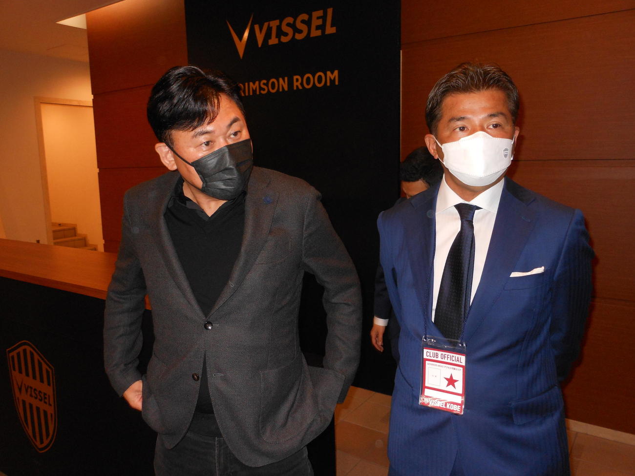 取材対応した神戸三木谷浩史会長（左）と永井秀樹スポーツダイレクター