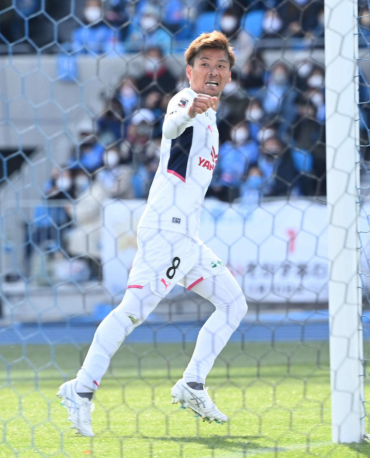 川崎F対C大阪　前半、先制点を奪うC大阪乾（撮影・山崎安昭）
