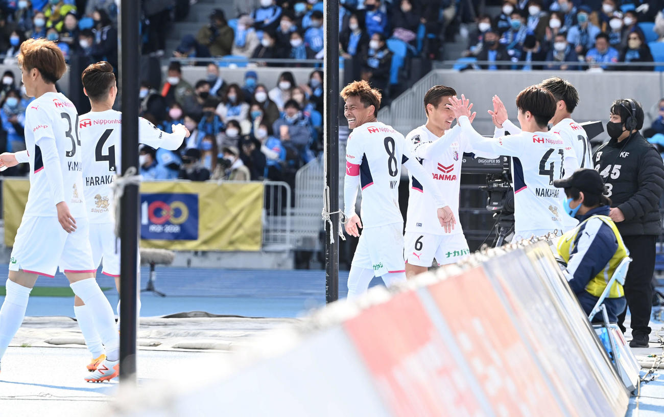 川崎F対C大阪　前半、2点目を奪ったC大阪乾（左から3人目）は笑顔を見せる（撮影・山崎安昭）
