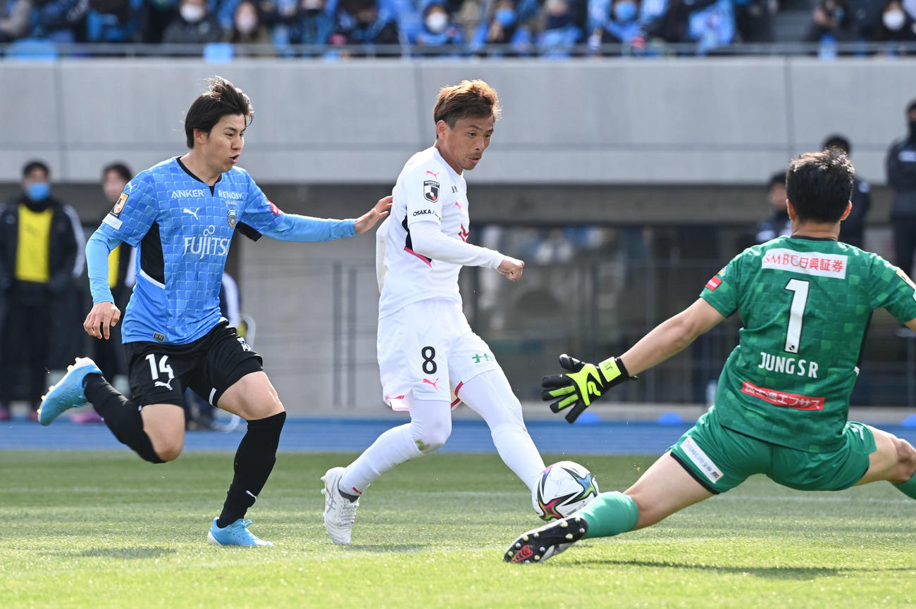 川崎F対C大阪　前半、2点目を奪うC大阪乾（中央）。左は川崎F脇坂（撮影・山崎安昭）