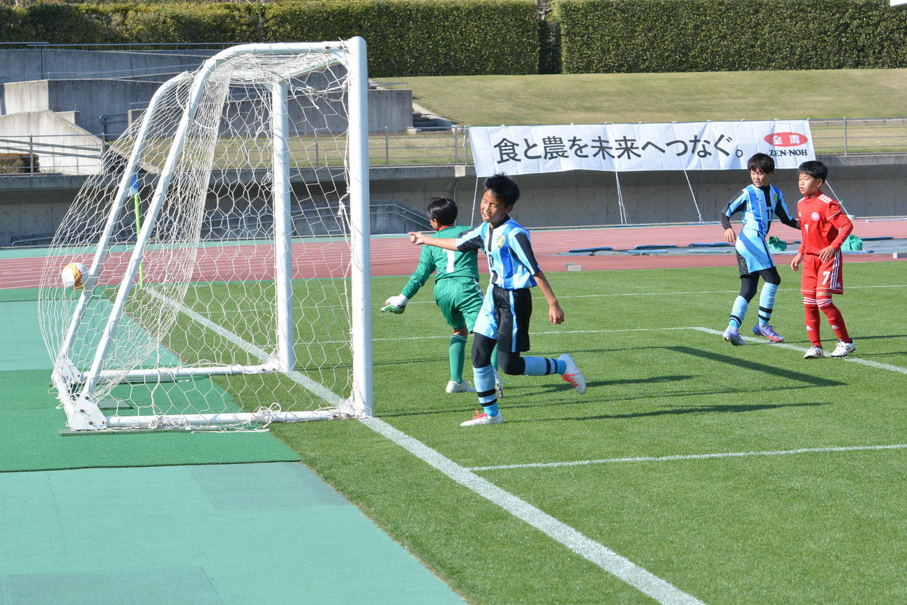 土壇場で同点ゴールを決めたオオタFCの森（中央）