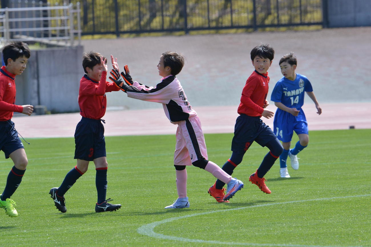 GKまで飛び出して得点を喜ぶ鳥取KFCイレブン