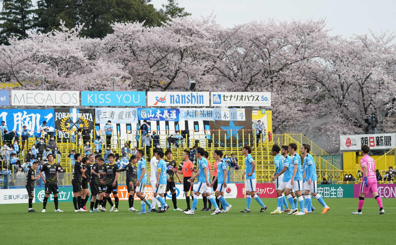 柏対磐田　敵地で完封負けを喫し引き揚げる磐田イレブン（撮影・小沢裕）