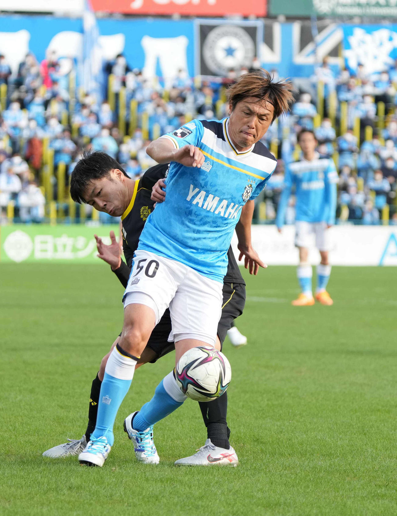 柏対磐田　後半、厳しいマークを受ける磐田遠藤（手前）（撮影・小沢裕）