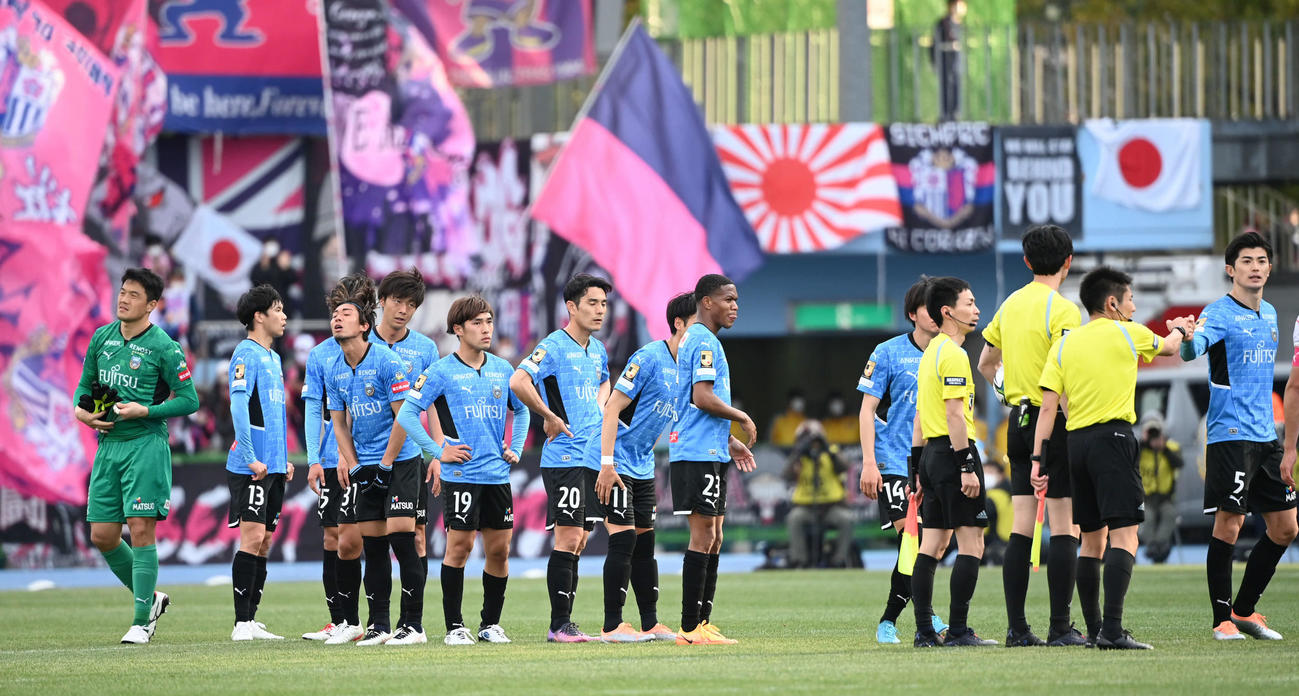 川崎F対C大阪　ホームで大敗し、重苦しい雰囲気を見せる川崎Fの選手たち（撮影・山崎安昭）