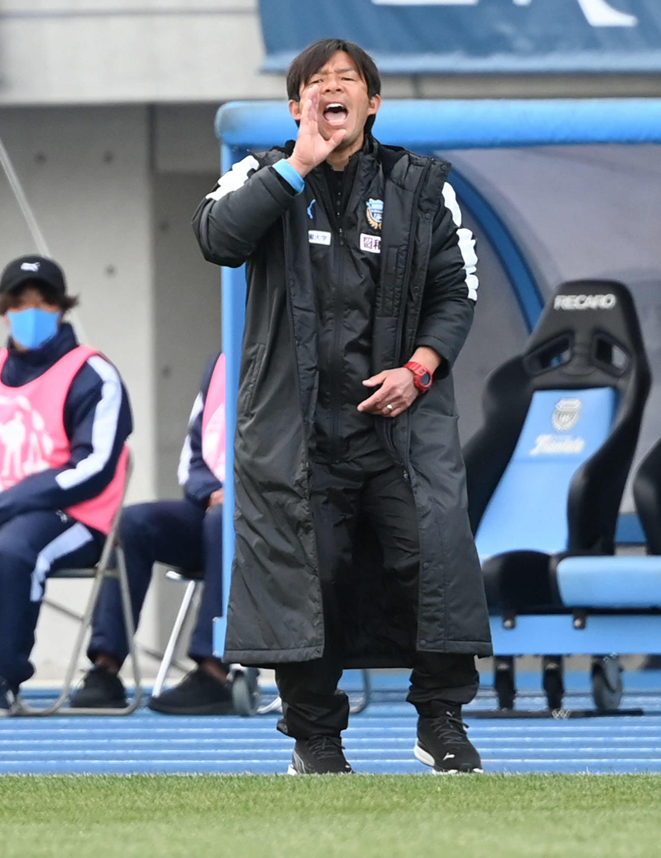 川崎F対C大阪　後半、大声で指示を出す川崎F鬼木監督（撮影・山崎安昭）