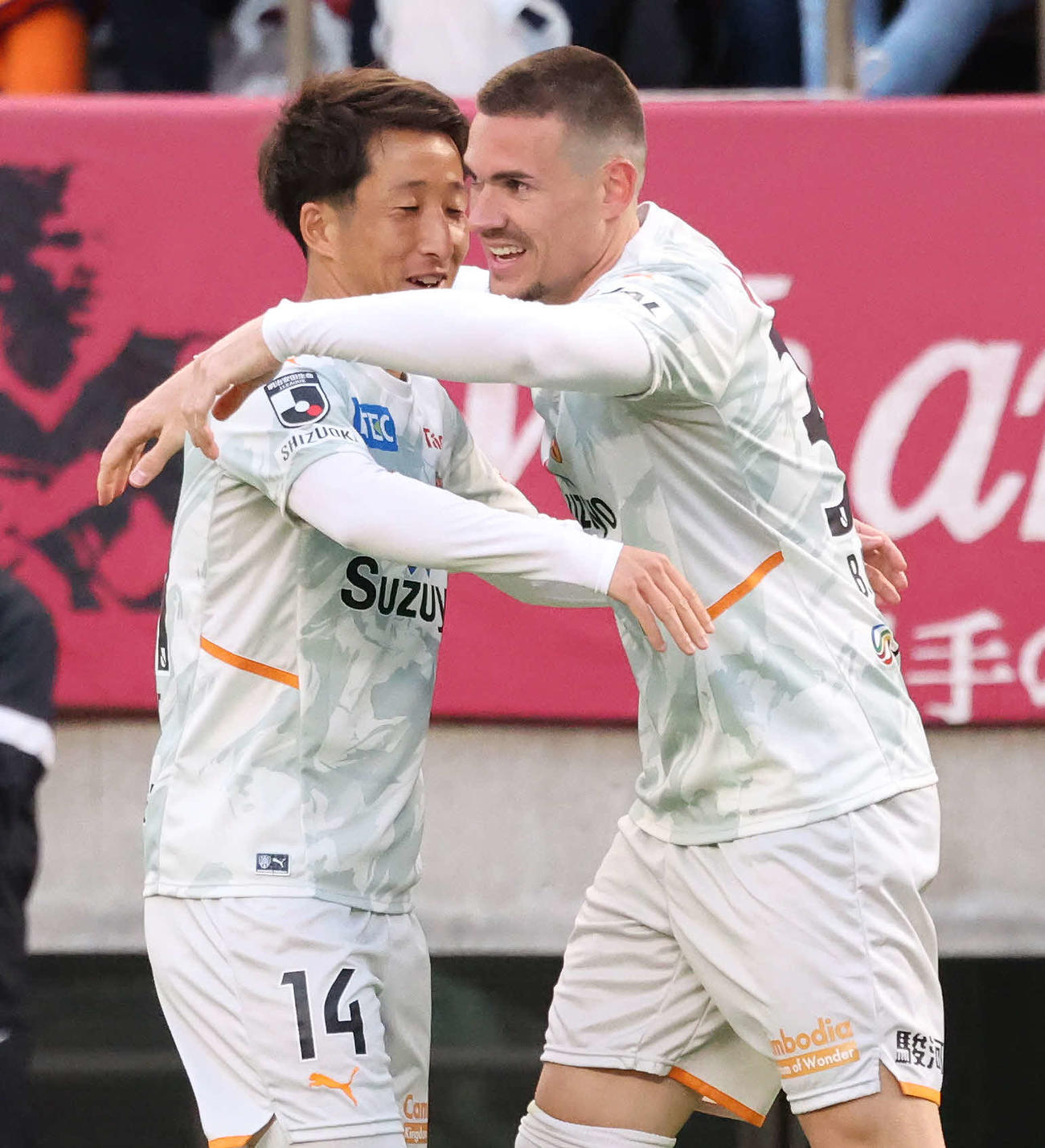 鹿島対清水　後半、先制ゴールを決めて後藤（左）の祝福を受ける清水ベンジャミン・コロリ（撮影・丹羽敏通）