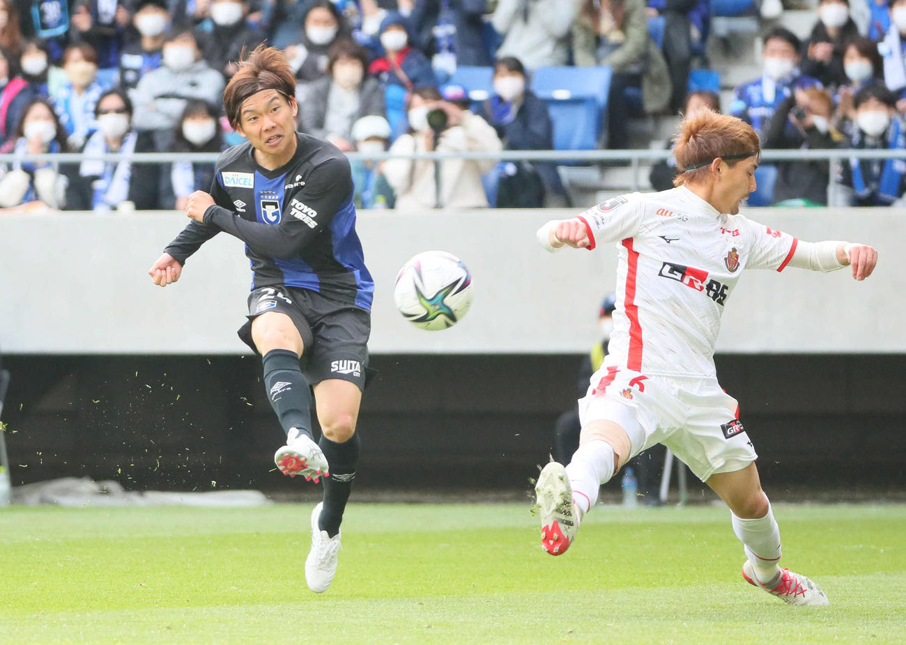 G大阪対名古屋　後半、G大阪黒川（左）は左サイドからJ1初ゴールを決め、ミスターガンバ賞にも輝く（撮影・宮崎幸一）