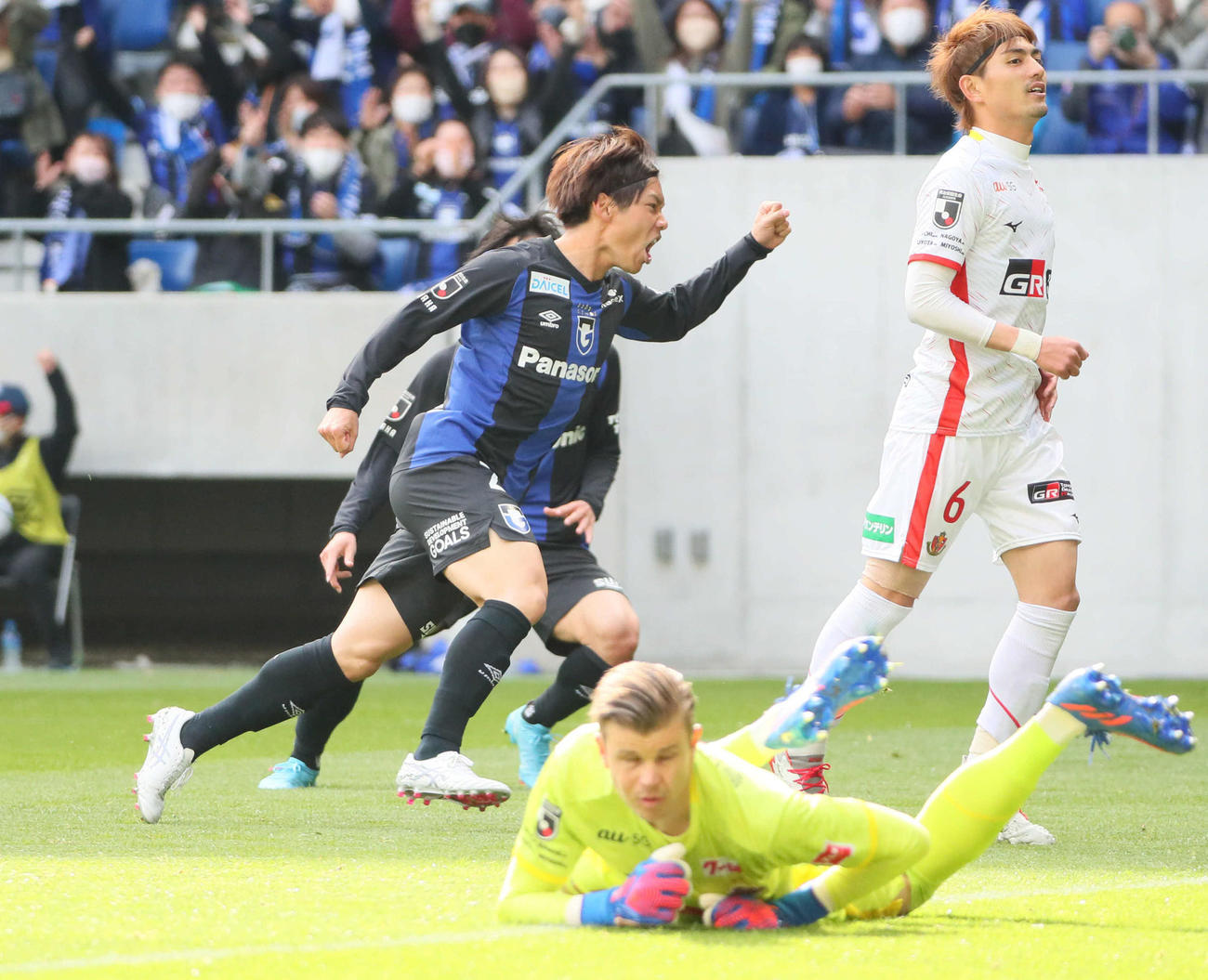 G大阪対名古屋　後半、G大阪黒川（左）は左サイドからJ1初ゴールを決め、ミスターガンバ賞にも輝く（撮影・宮崎幸一）