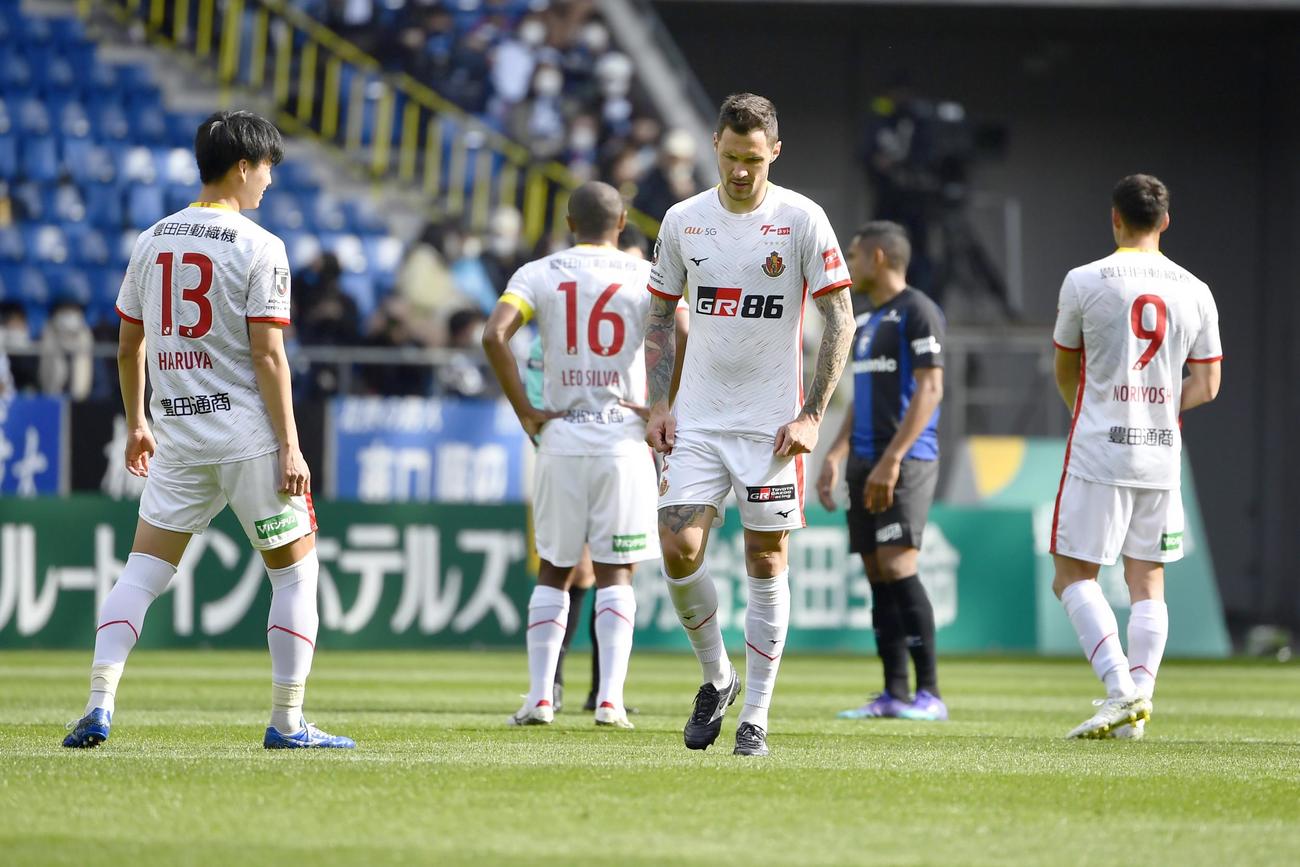G大阪―名古屋　後半、オウンゴールで追加点を許し肩を落とすマテウス（左から3人目）ら名古屋イレブン（共同）