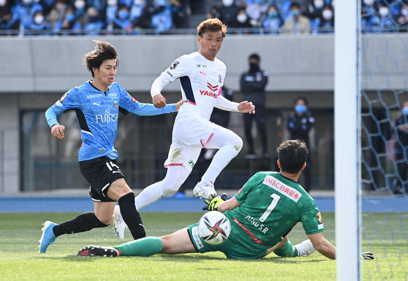 川崎F対C大阪　前半、2点目を奪うC大阪乾（中央）。左は川崎F脇坂（撮影・山崎安昭）