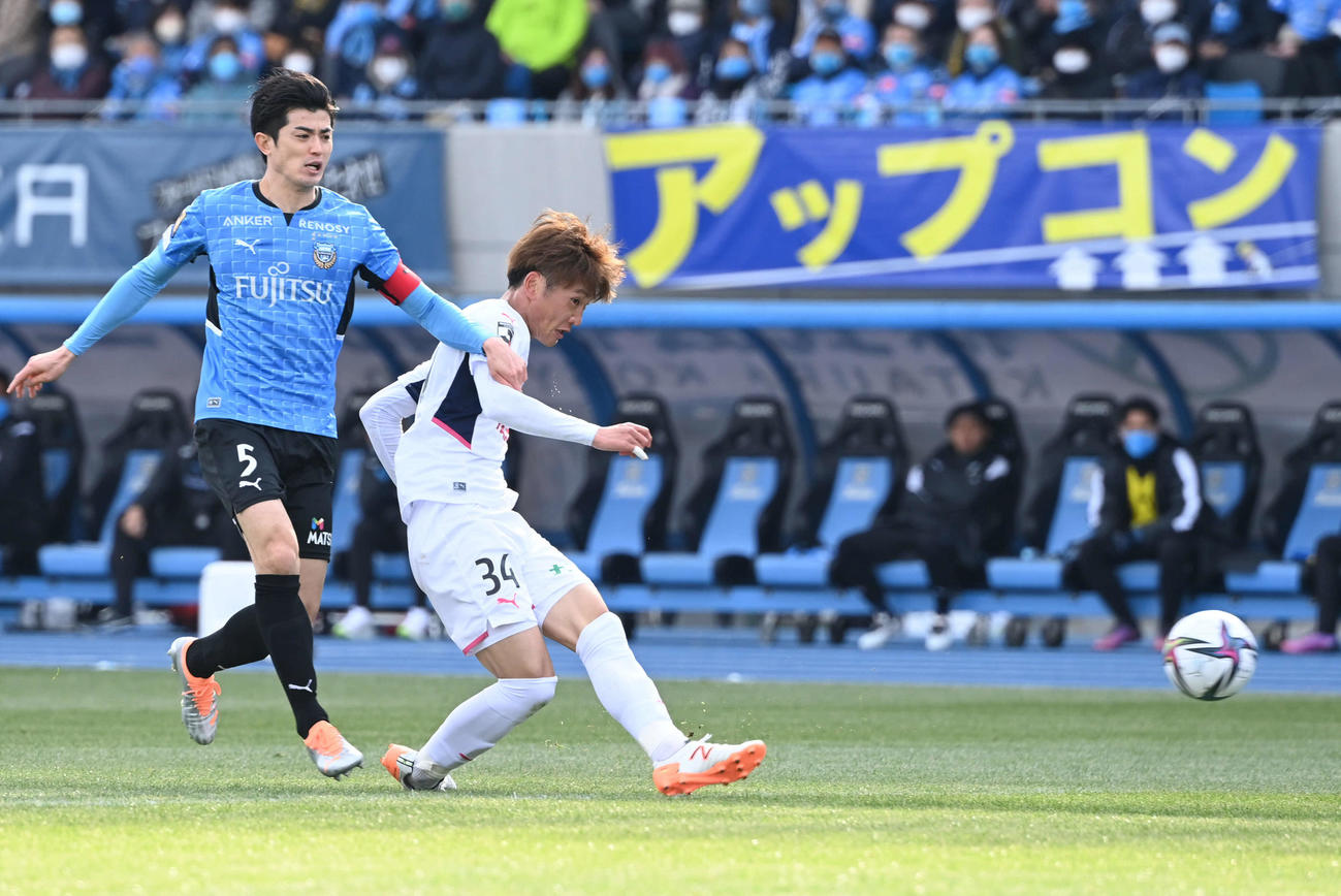 川崎F対C大阪　前半、C大阪山田はチーム3点目を決める。左は川崎F谷口（撮影・山崎安昭）