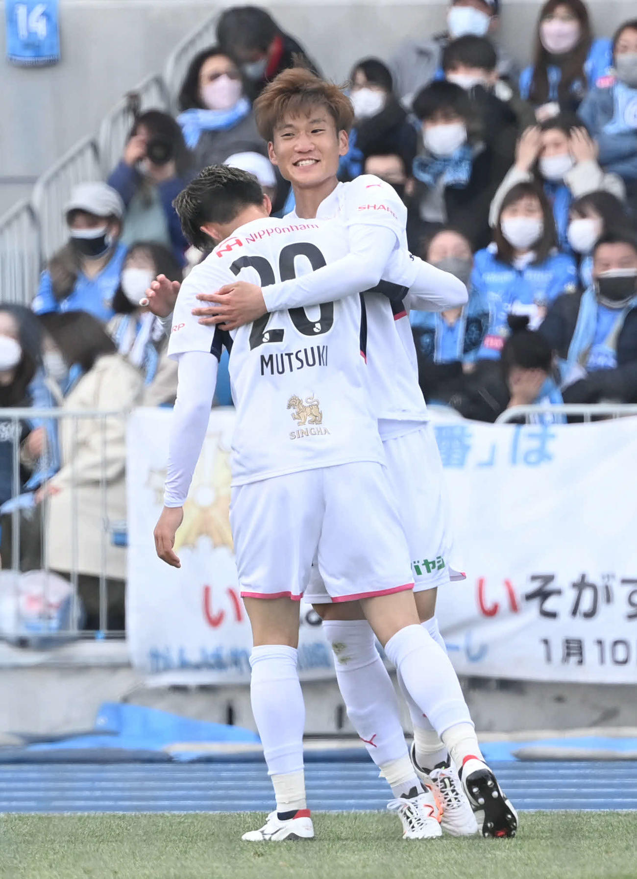 川崎F対C大阪　前半、チーム3点目を決めたC大阪山田（右）はチームメートと抱き合って喜ぶ（撮影・山崎安昭）