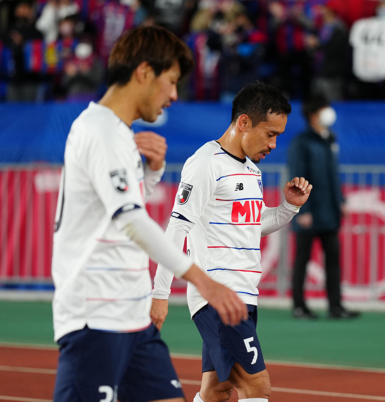 横浜対東京　試合後、厳しい表情で引き揚げる東京長友（撮影・江口和貴）
