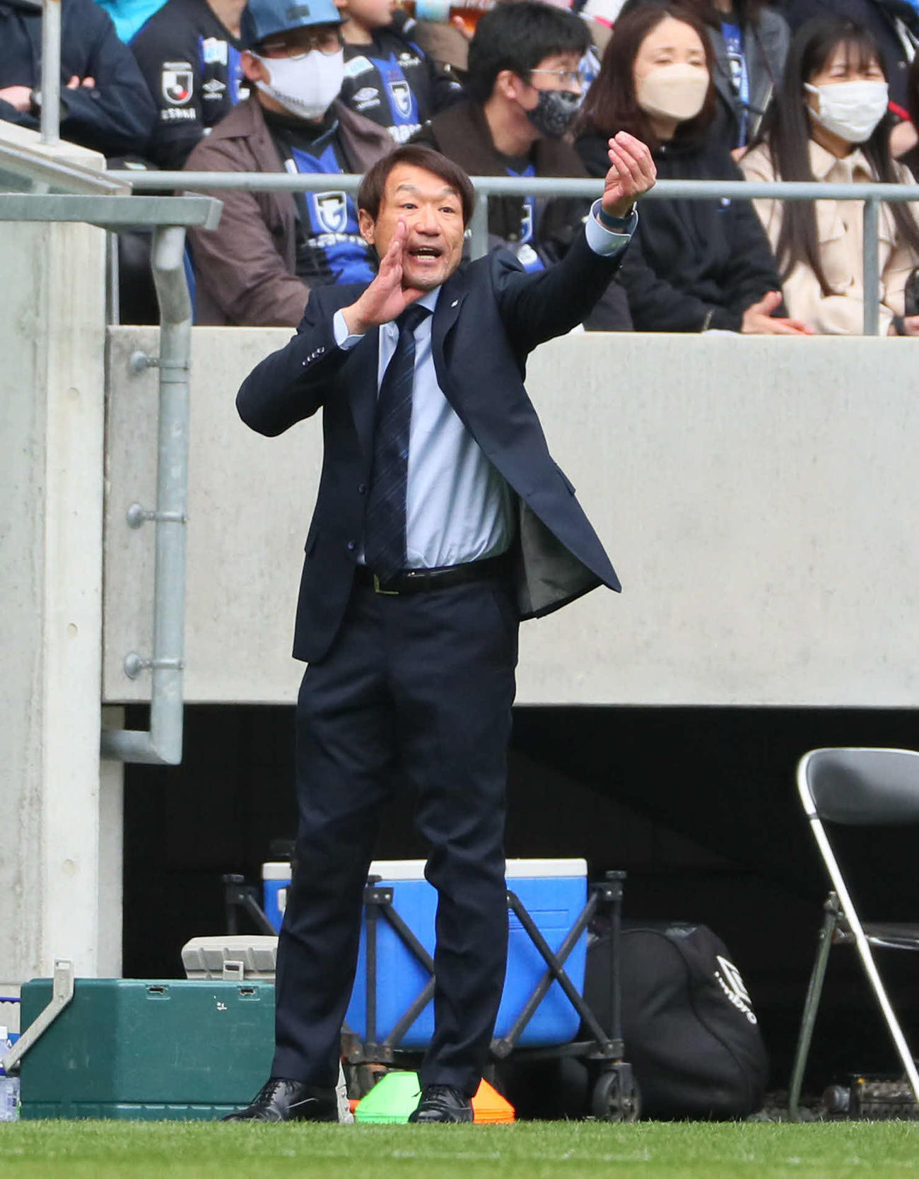 G大阪対名古屋　前半、激しく指示を出すG大阪片野坂監督（撮影・宮崎幸一）
