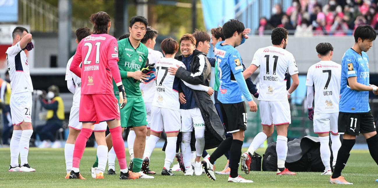 川崎F対C大阪　チームメートと抱き合って勝利を喜ぶC大阪乾（中央）（撮影・山崎安昭）