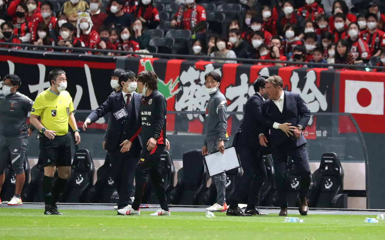 札幌対浦和　後半、審判に詰め寄るペトロビッチ監督（右）はスタッフに引き離される（撮影・黒川智章）