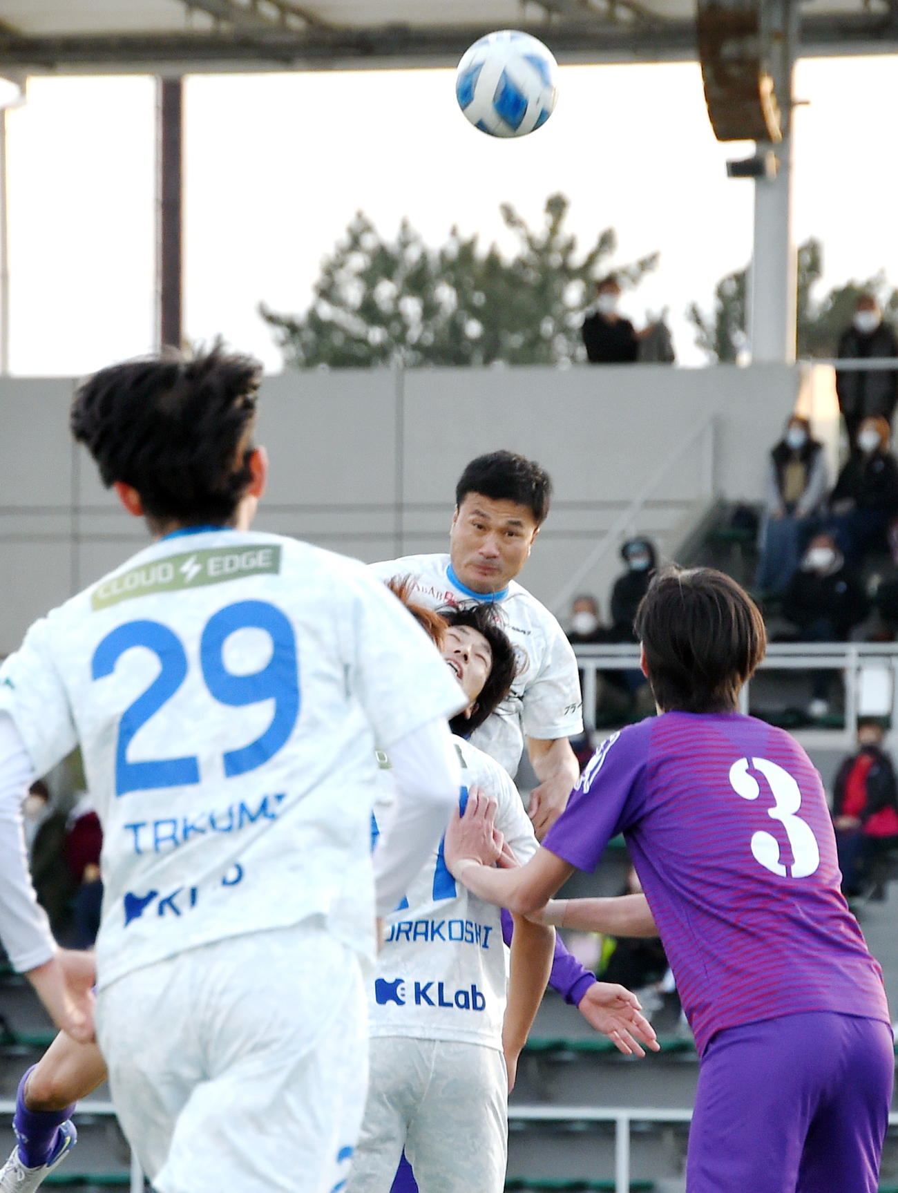 東邦チタニウム対南葛SC　ヘディングする南葛SC・DF今野（奥）（撮影・山田愛斗）