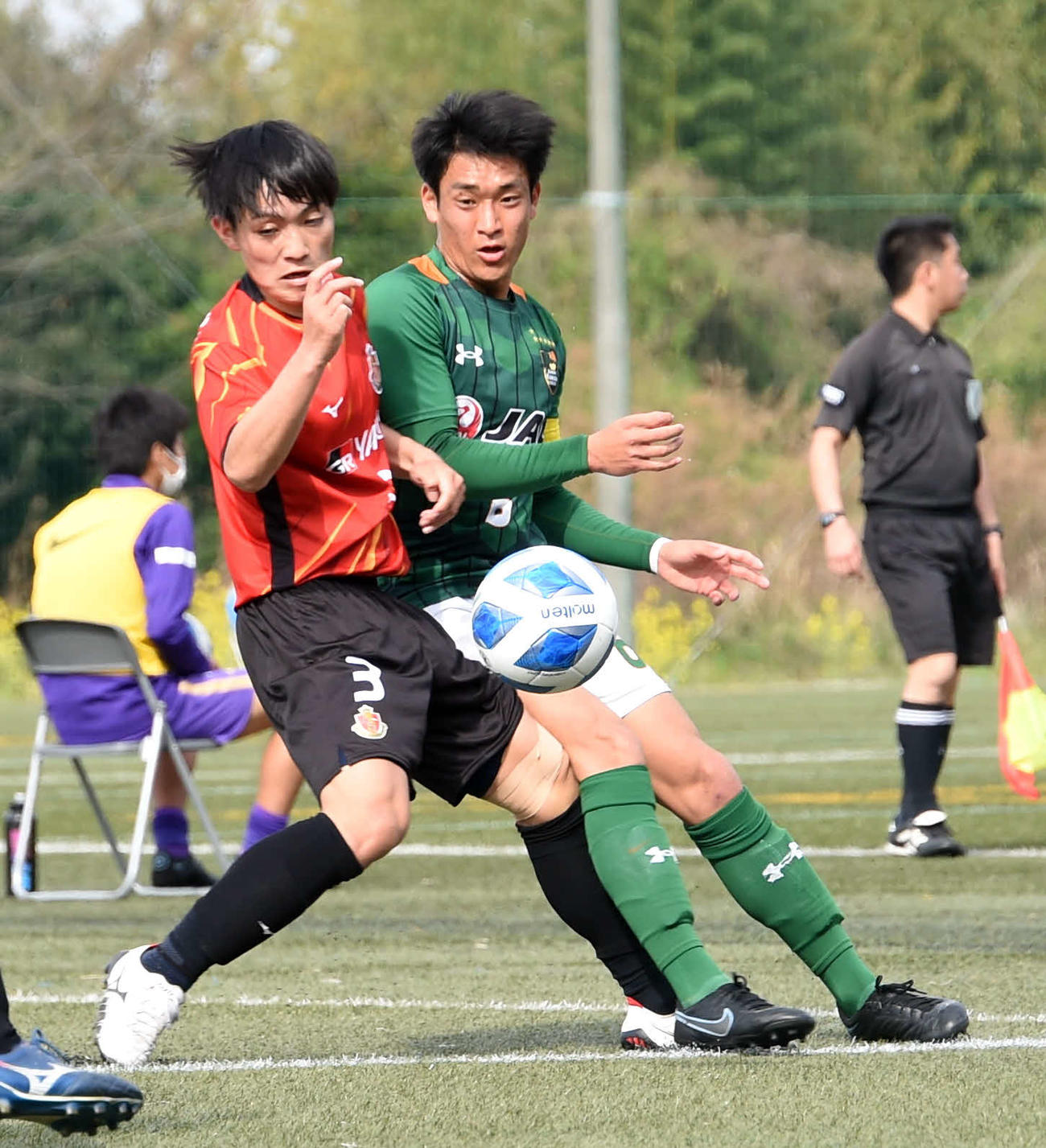 3月17日の名古屋U－18戦で競り合う中山（右）