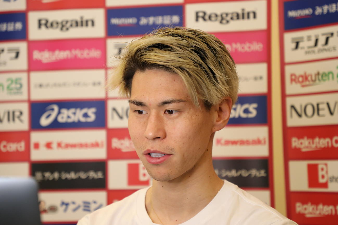 神戸の入団会見に臨んだ橋本拳人（C）VISSEL KOBE
