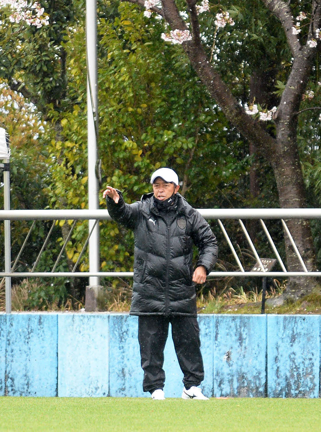 選手に指示を出す清水ユースの沢登監督