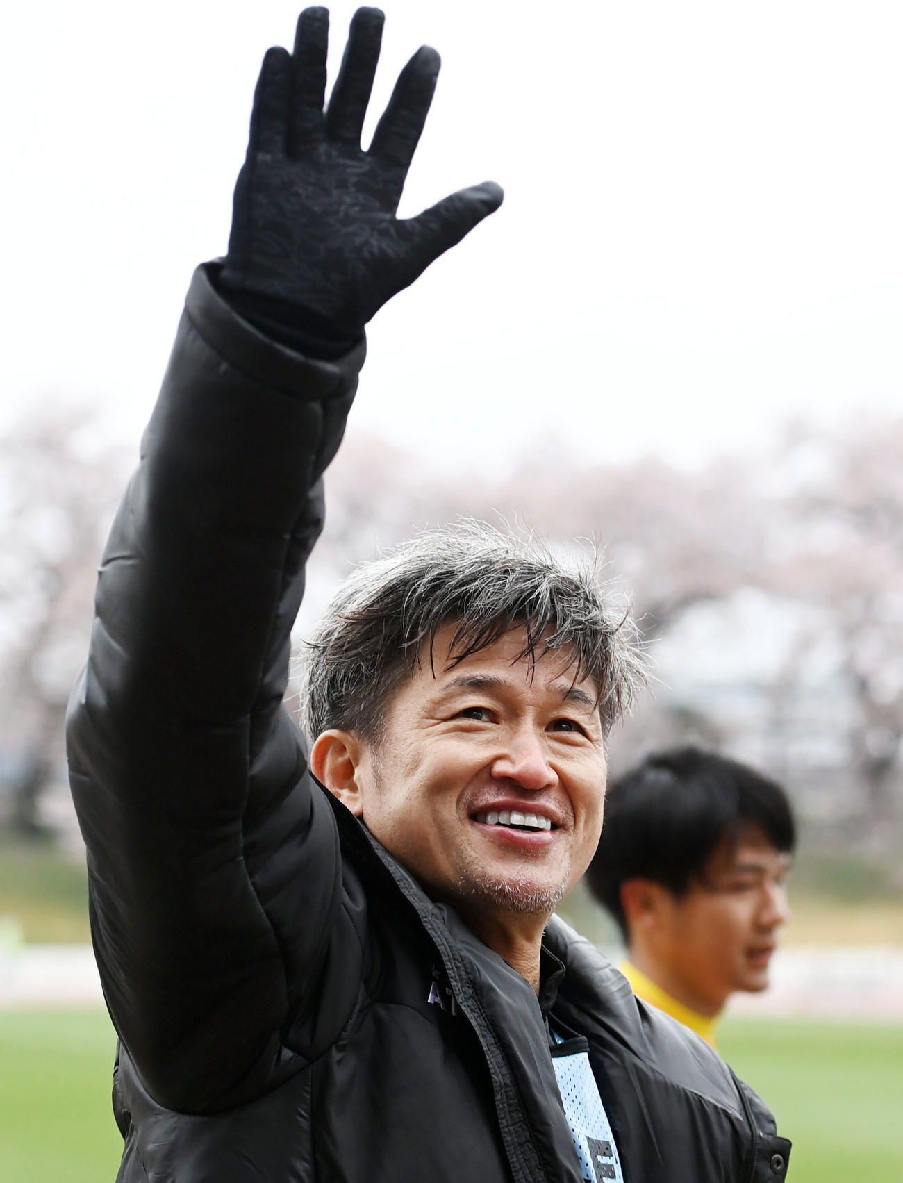 試合を終え、観客に手を振り笑顔で引き揚げる鈴鹿カズ（撮影・横山健太）