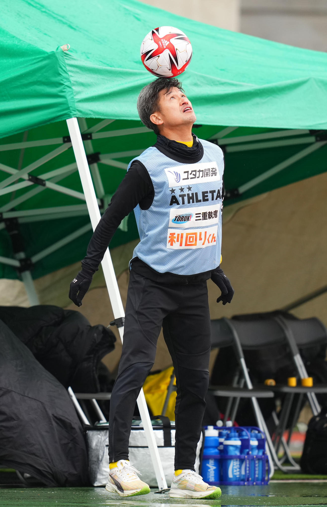 東京武蔵野対鈴鹿　後半、転がってきたボールを頭でトラップする鈴鹿カズ（撮影・横山健太）