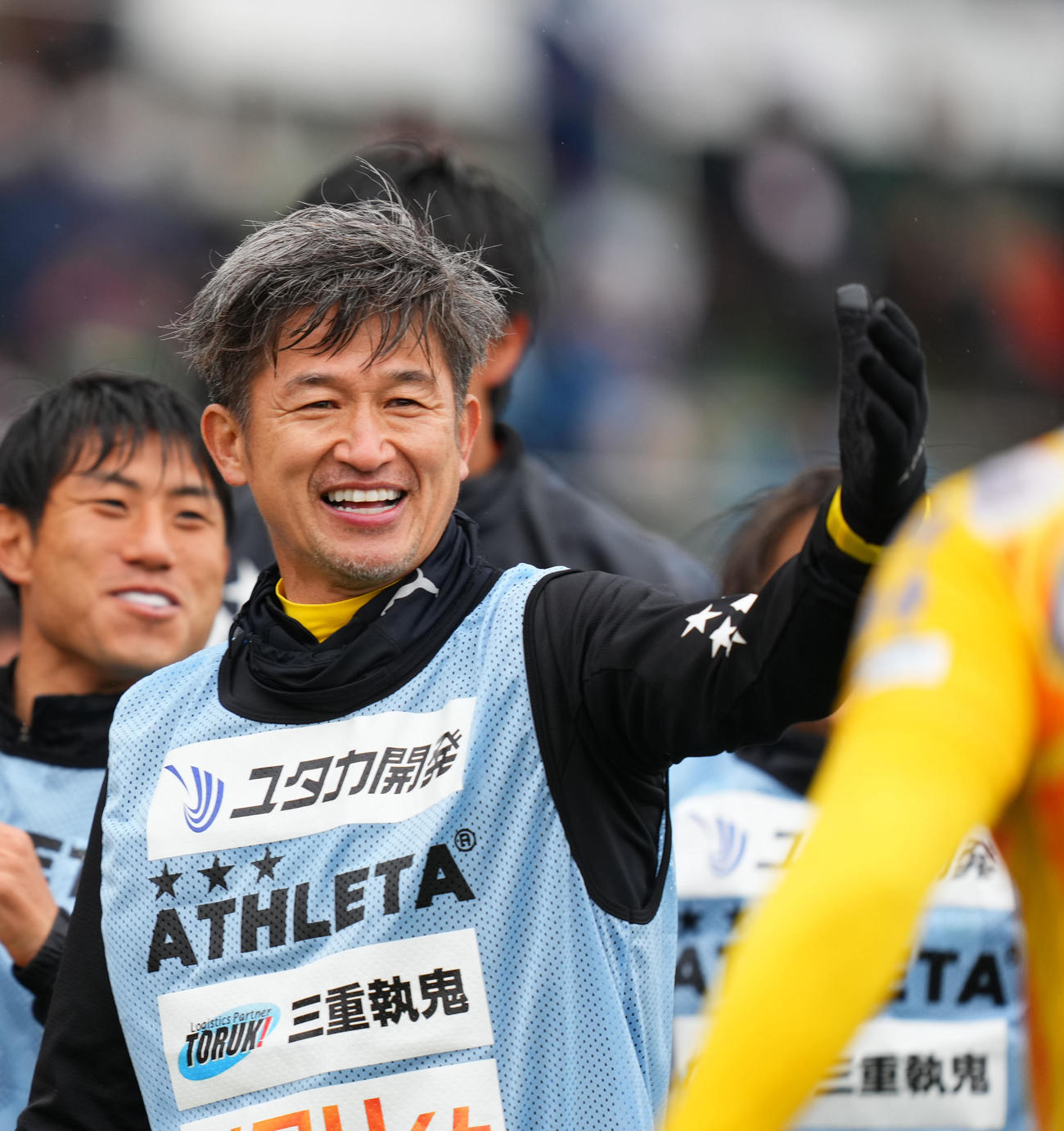東京武蔵野対鈴鹿　後半、鈴鹿マークがゴールを決め笑顔を見せるカズ（撮影・横山健太）