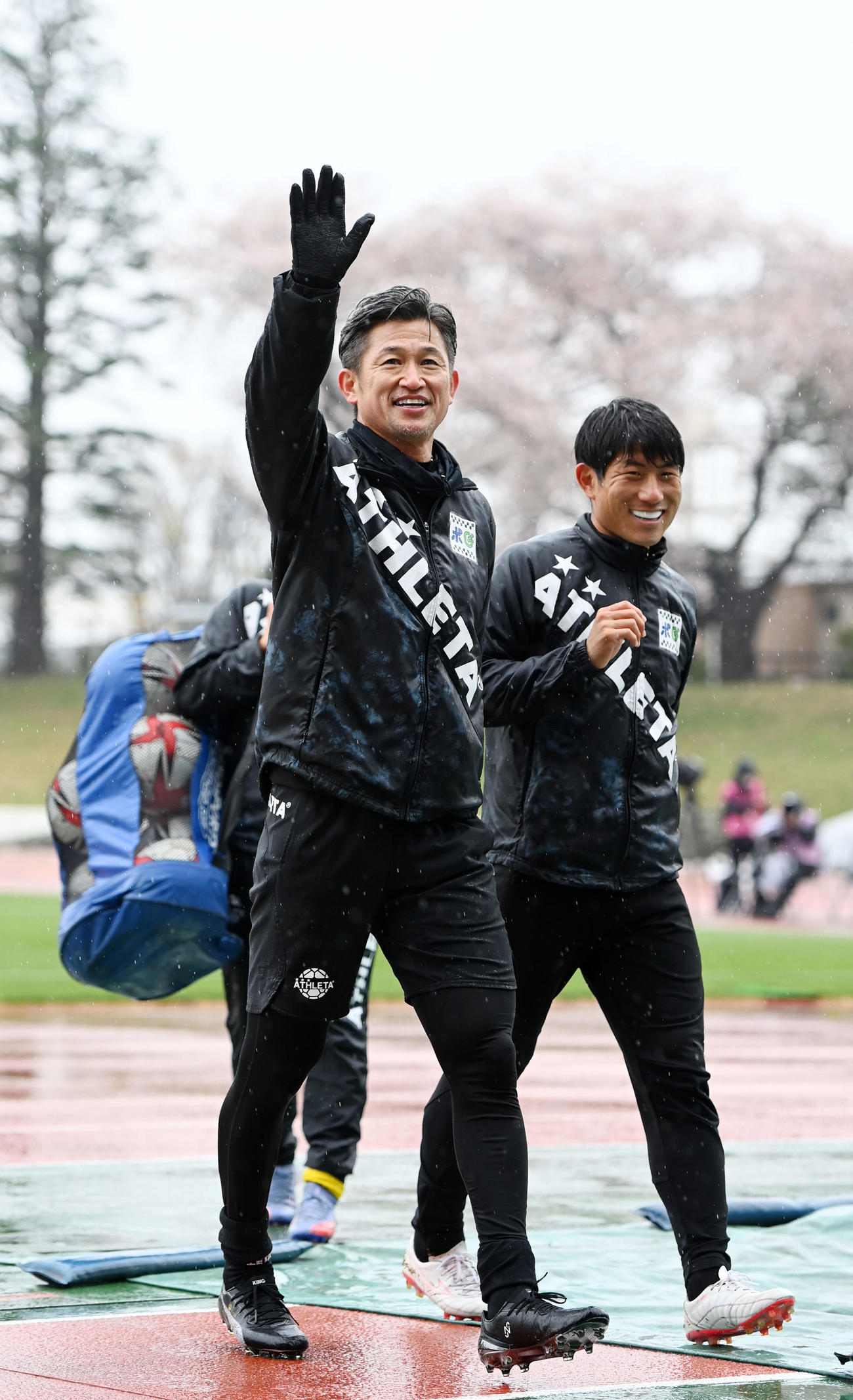東京武蔵野対鈴鹿　観客席に手を振る鈴鹿カズ（左）（撮影・横山健太）