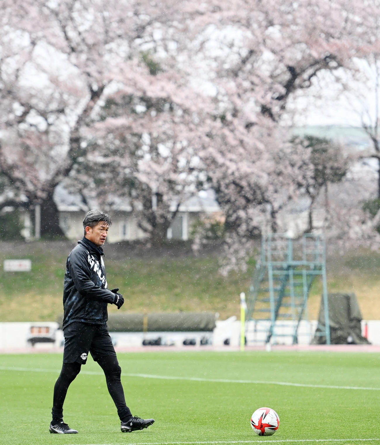 東京武蔵野対鈴鹿　桜の木の下、アップをする鈴鹿カズ（撮影・横山健太）