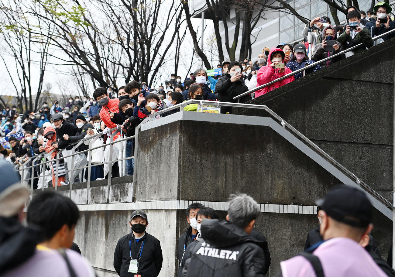 鈴鹿カズにカメラを向ける観客たち（撮影・横山健太）