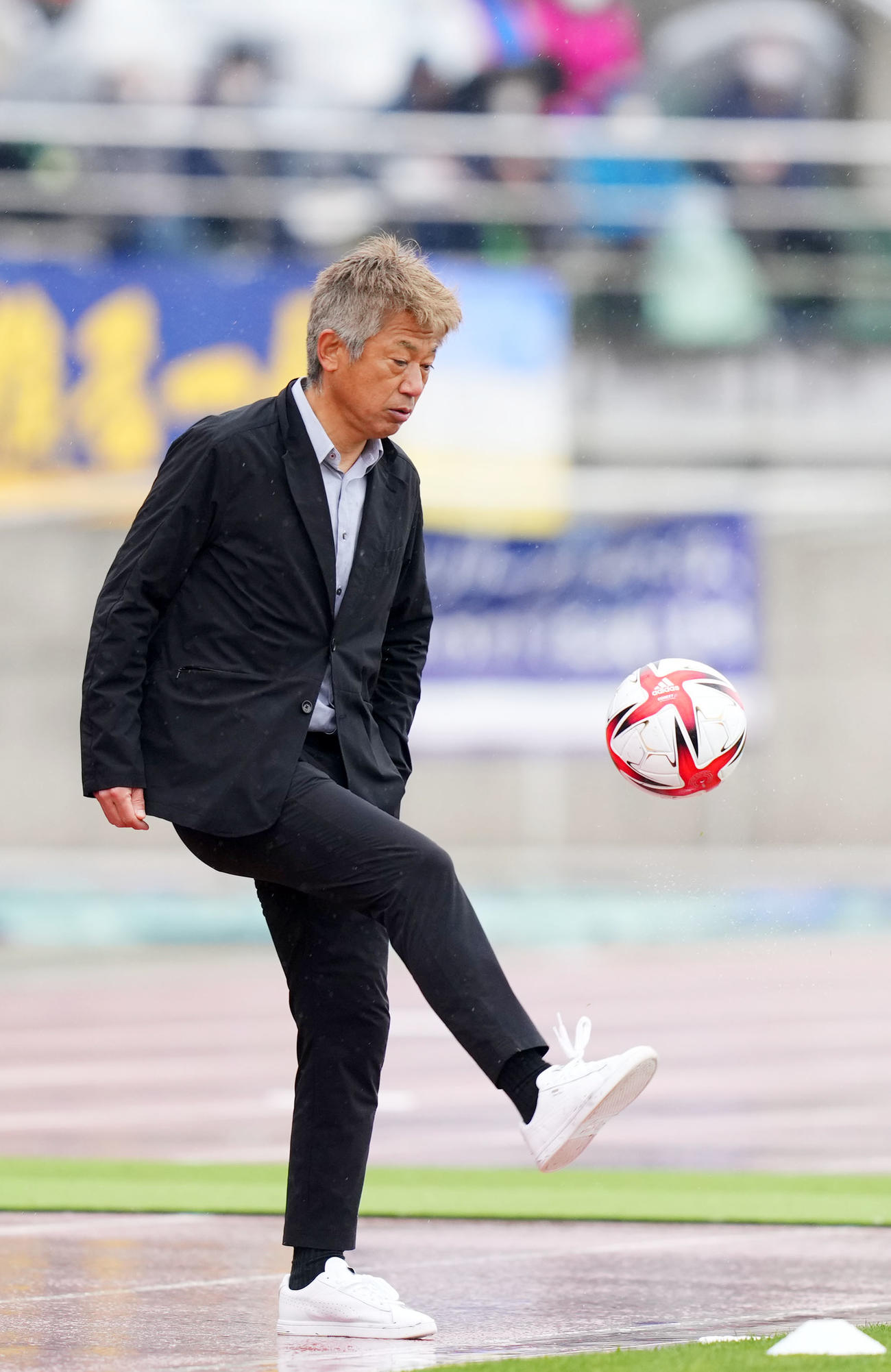 後半、転がってきたボールをトラップする三浦監督（撮影・横山健太）