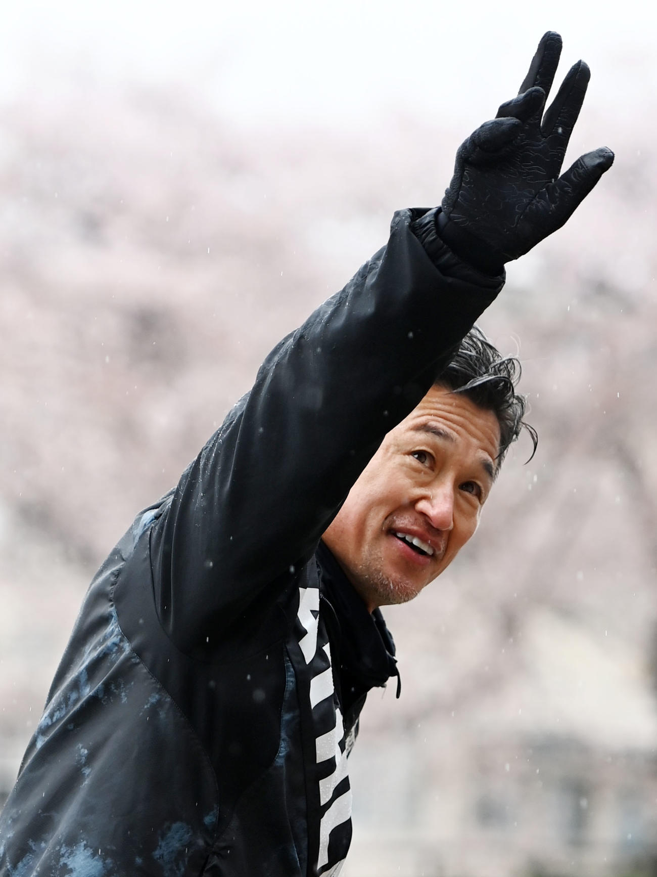 東京武蔵野対鈴鹿　観客席に手を振る鈴鹿カズ（撮影・横山健太）